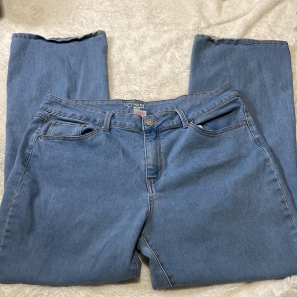 Light Colored Boot‎ Jeans - Picture 3 of 6